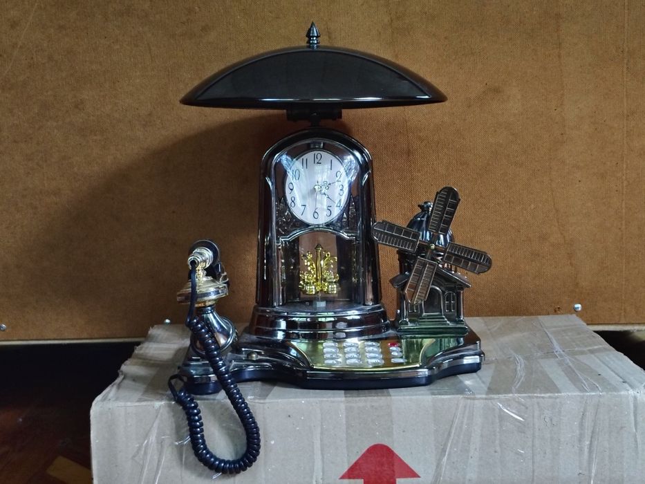 Продам ретро телефон з годинником та зі світильником.