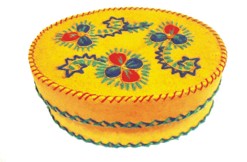 Caixa em pano de Viana do Castelo bordada