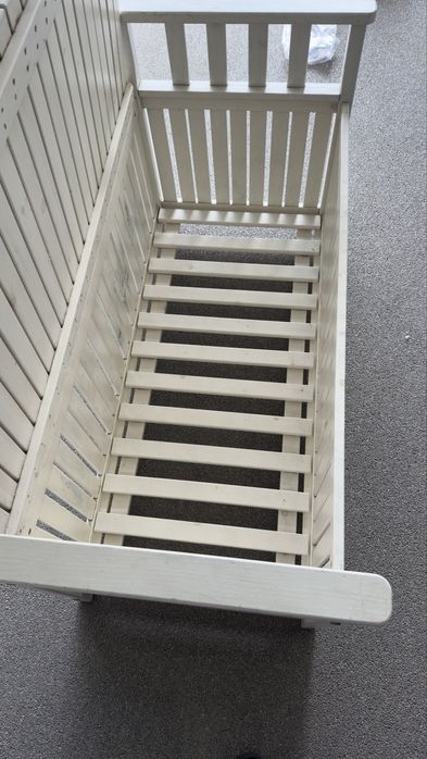 Banco exterior de madeira em branco