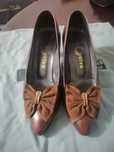 Sapatos em pele.  Cor preta e castanha tam. 37