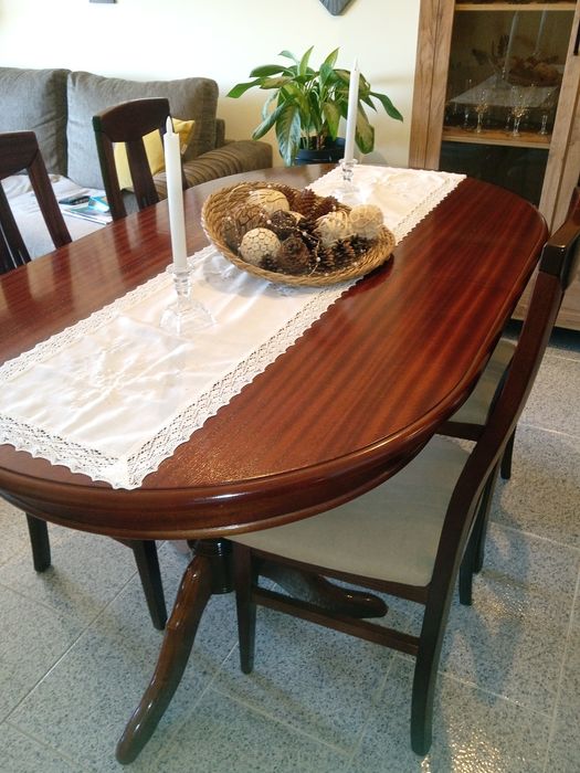 Mesa em Quinane extensível com 6 cadeiras em óptimo estado
