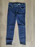Modne, klasyczne jeansy damskie, rozmiar 40. Firma Mohito.
Ciemny jean