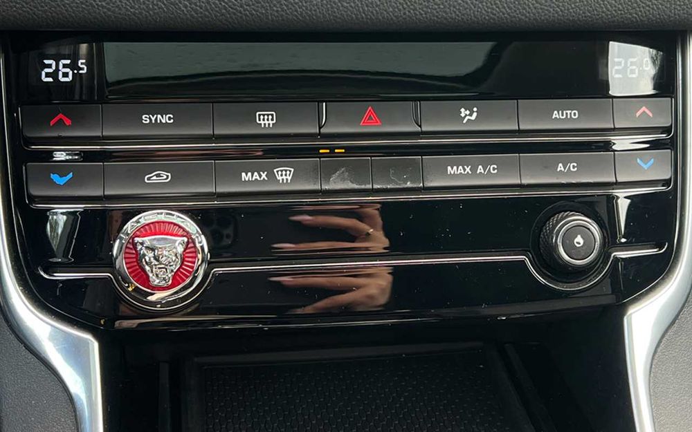 Jaguar XF 2015 рік