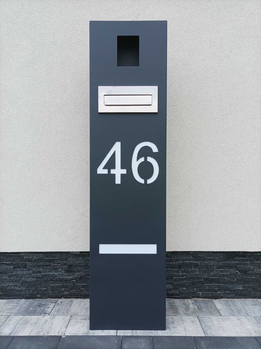 Nowoczesny słupek multimedialny z Twoim numerem domu