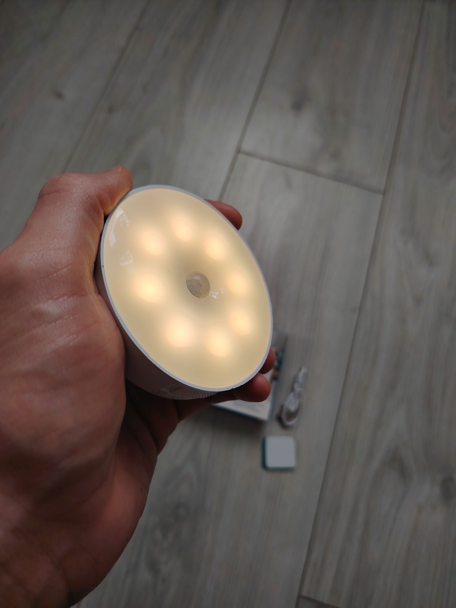 Inteligentna lampka nocna z czujnikiem ładowana na USB