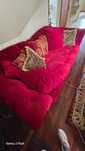 Bordowa, welurowa sofa.