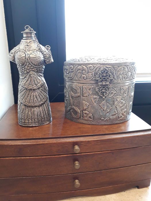 Recipientes decorativos, em metal repuxado artesanalmente.