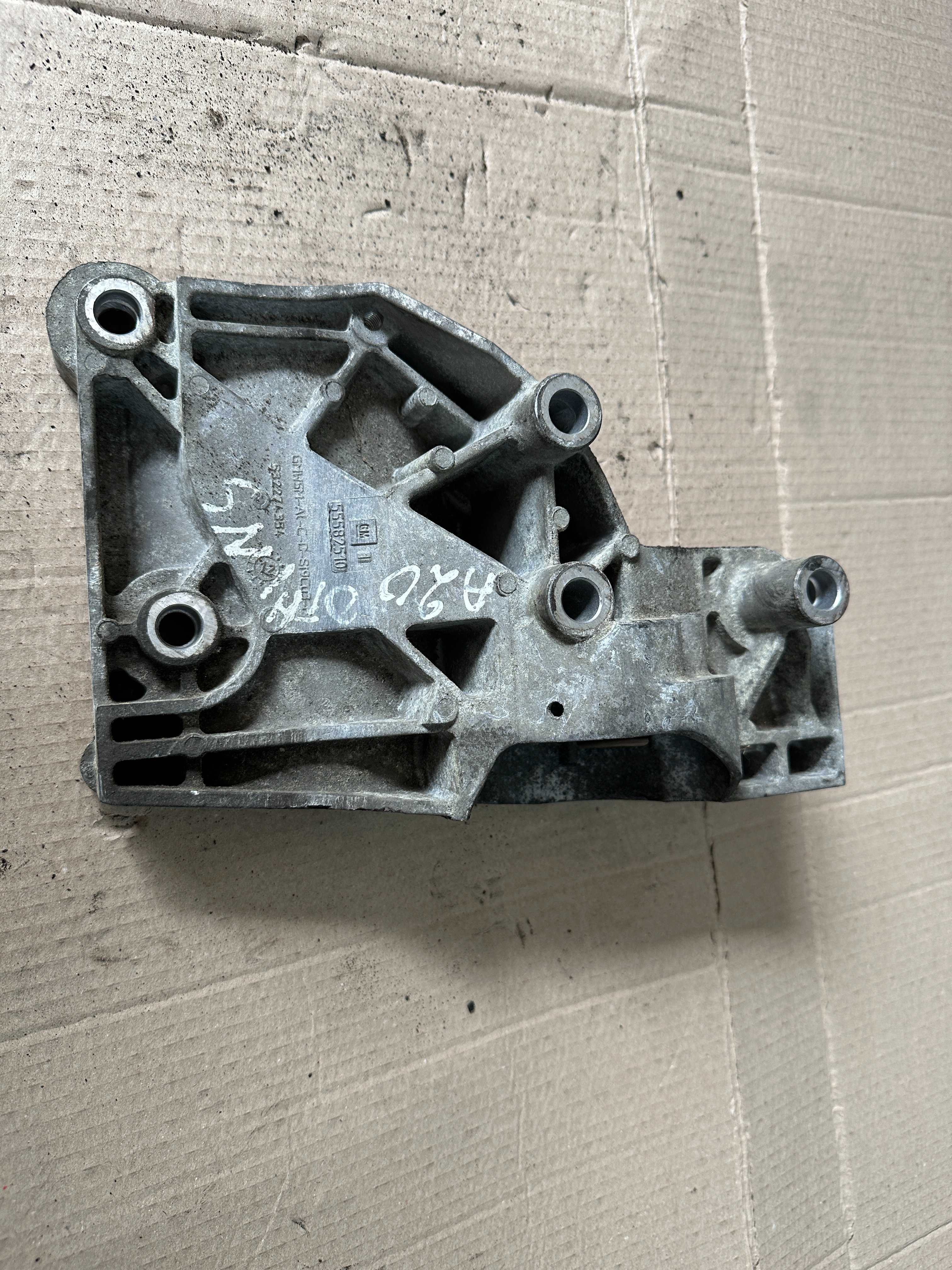 Кронштейн компрессора opel astra j 2.0 crdi  55582510