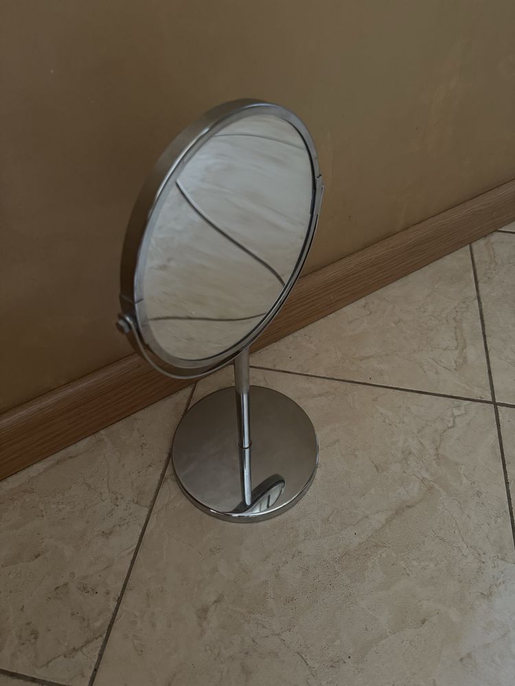 Lusterko dwustronne z powiekszeniem do makijażu.