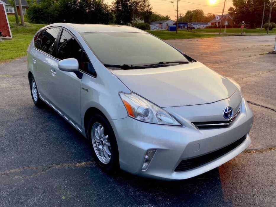 Toyota Prius v Five      2014
