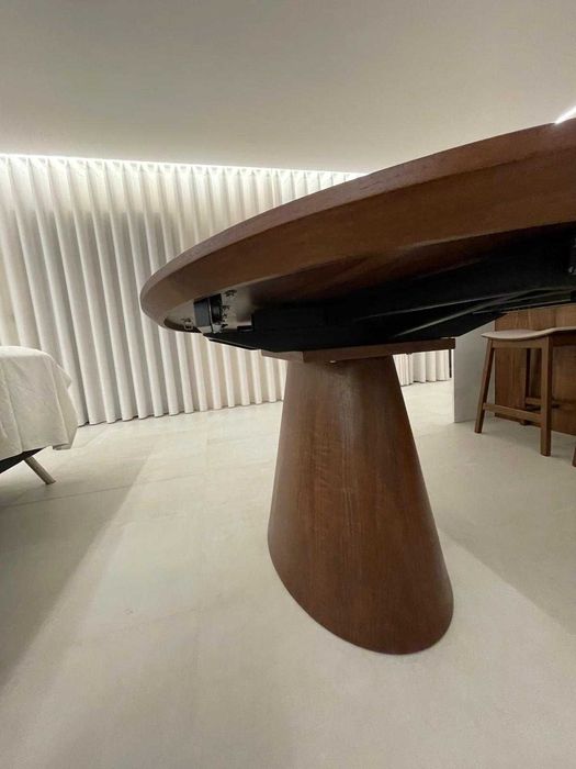 Mesa de jantar oval e extensível em MDF e folheado