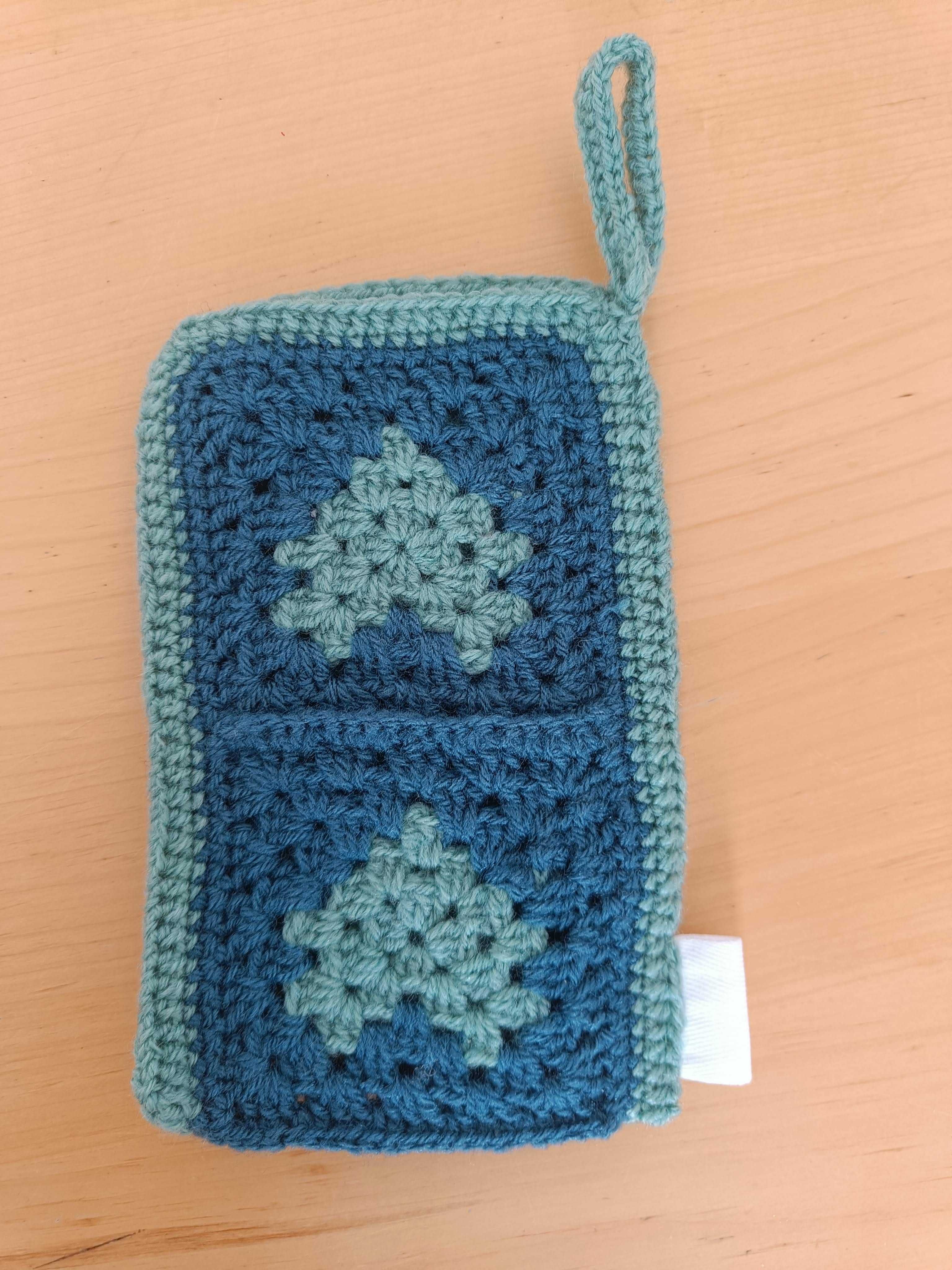 Niebieskie Etui na komórkę na szydełku w serduszka