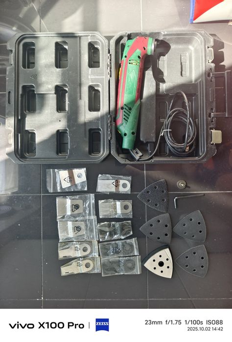 Multiferramenta oscilante elétrica com caixa e muitos acessórios