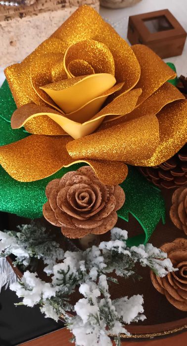 Arranjo de flores em cortiça e eva para o Natal