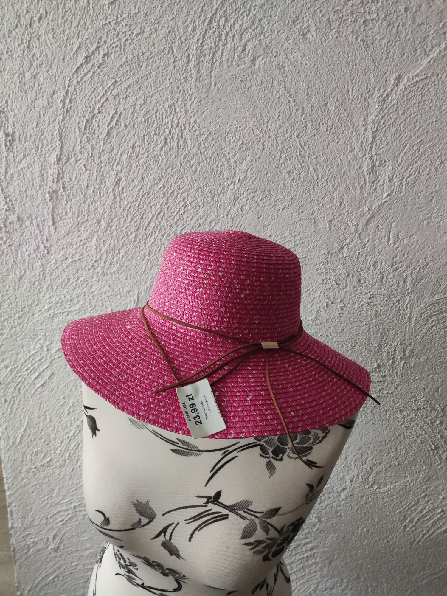 Nowy piękny kapelusz na plażę różowy