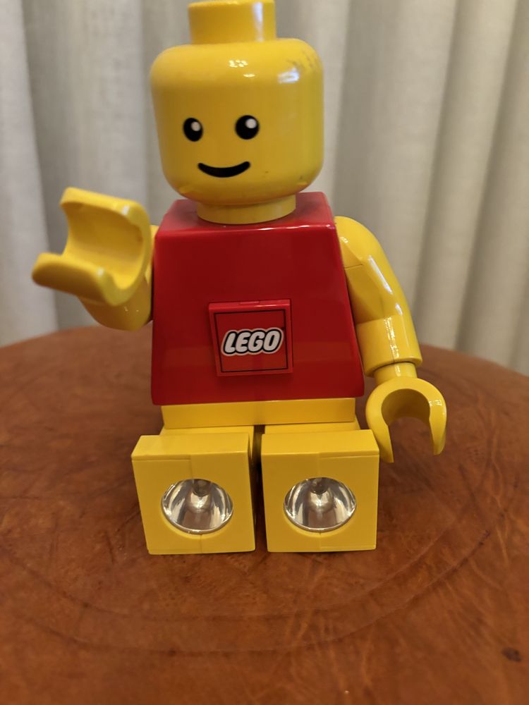 Boneco Lego que faz de lanterna