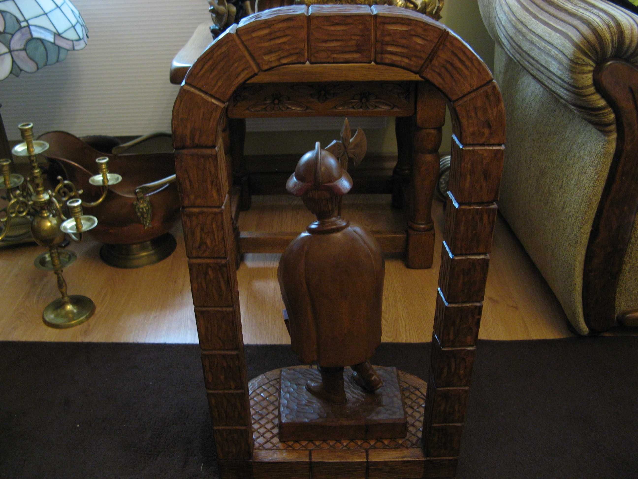 Rzeźba drewniana, strażnik stojący w bramie, duża, masywna praca.