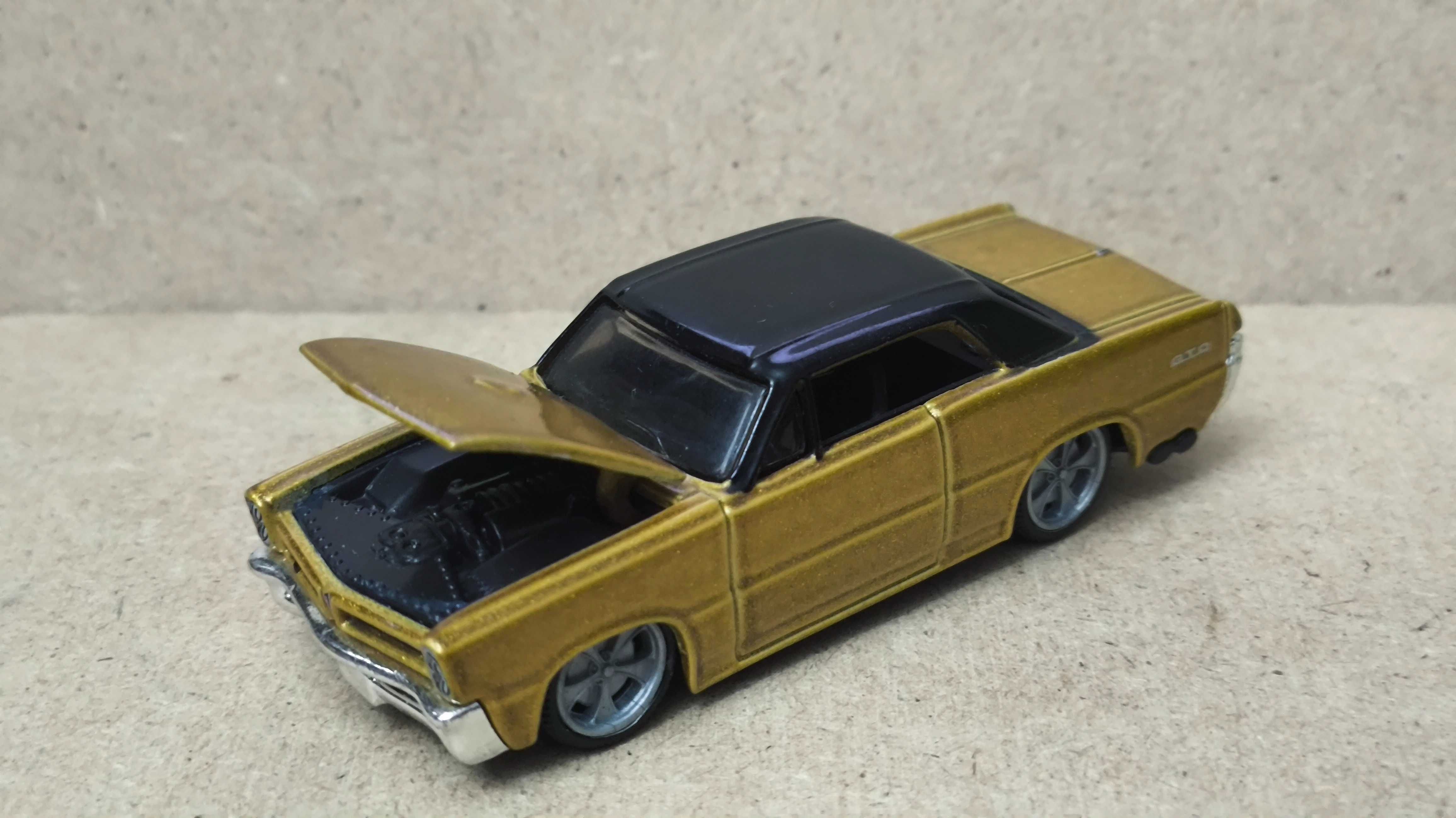 Машинка, модель авто Pontiac GTO 1965 Bburago