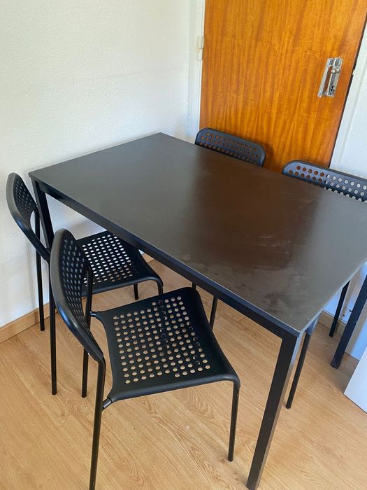 Mesa com 4 cadeiras
