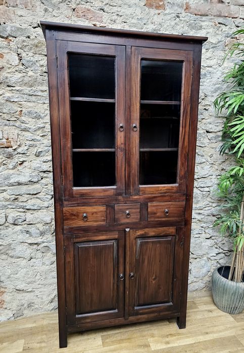 Stylowa witryna z litego drewna – rustykalny urok!