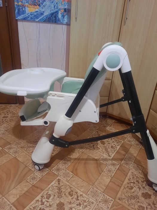 Дитячий столик для годування.