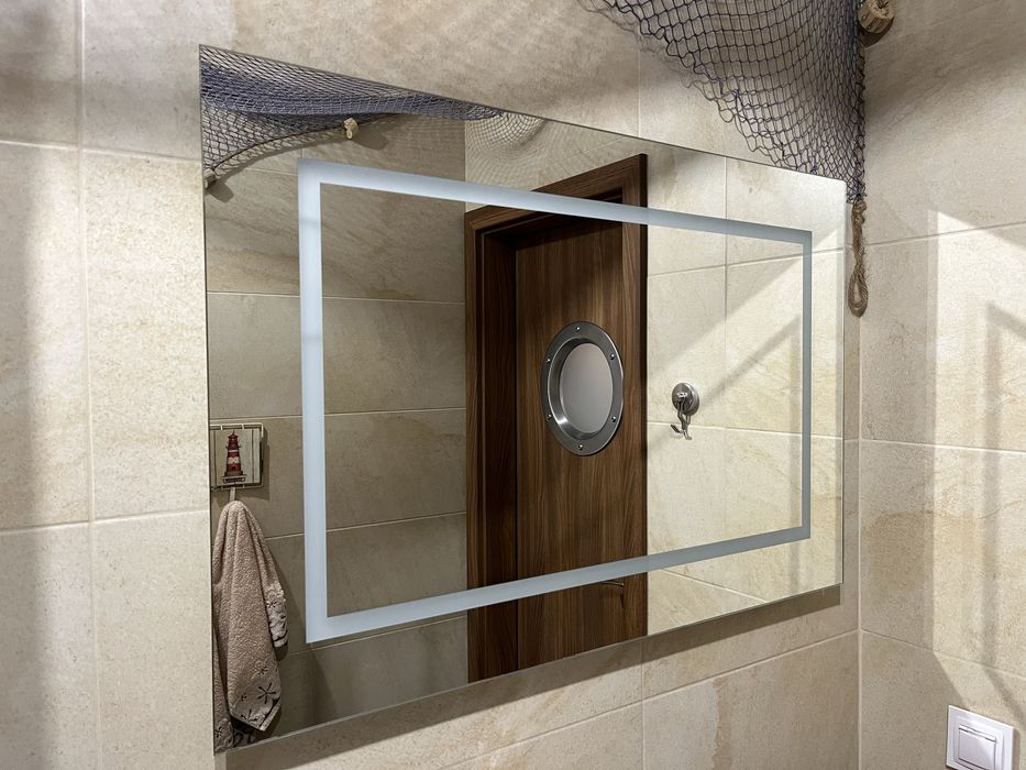 Lustro z funkcją oświetlenia LED