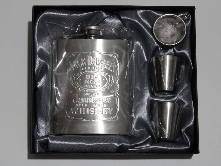 Piersiówka Jack Daniel's, lejek, kieliszki.