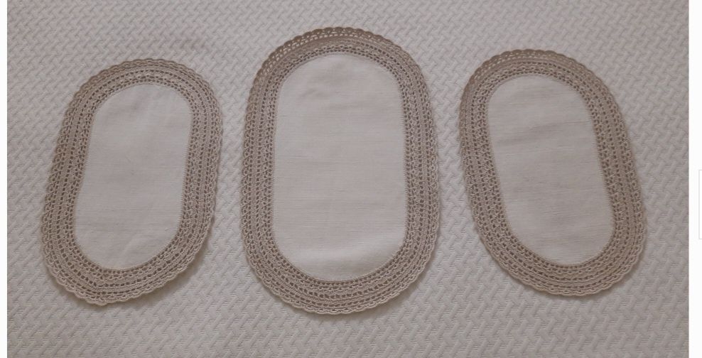 Conjunto de naperons feitos com linho caseiro e croché