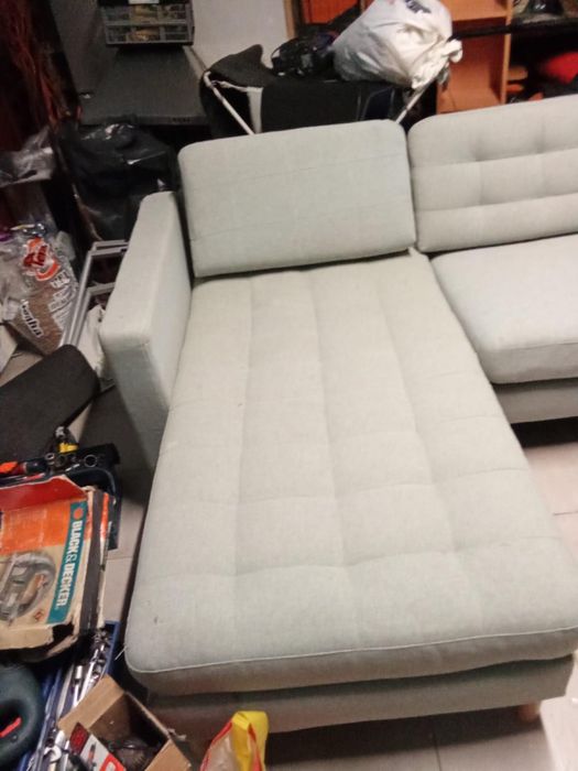 sofa-chaise-longue- de tres lugares de cor clara