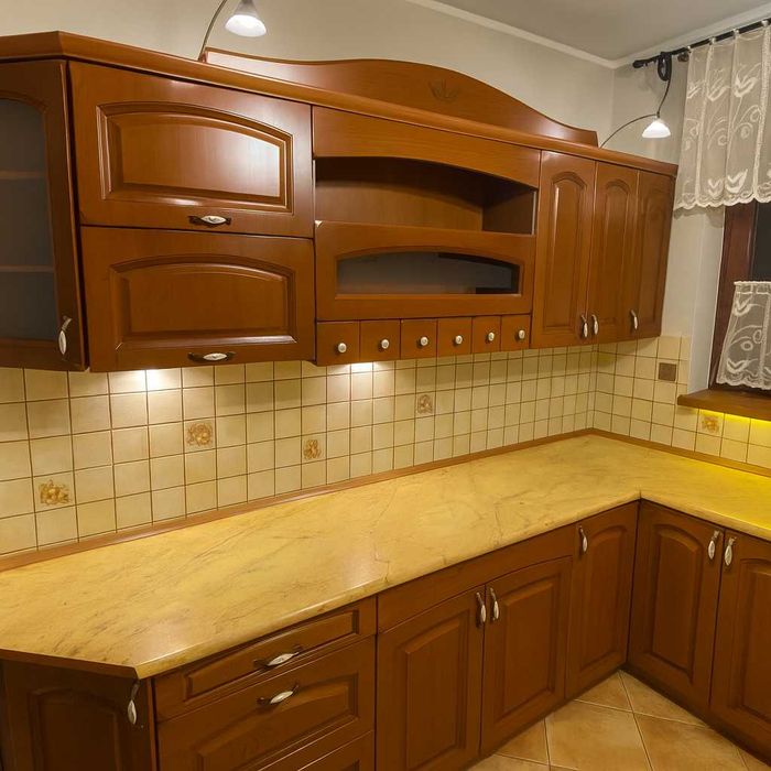 Kuchnia w kształcie litery L z frontami MDF + sprzęt AGD