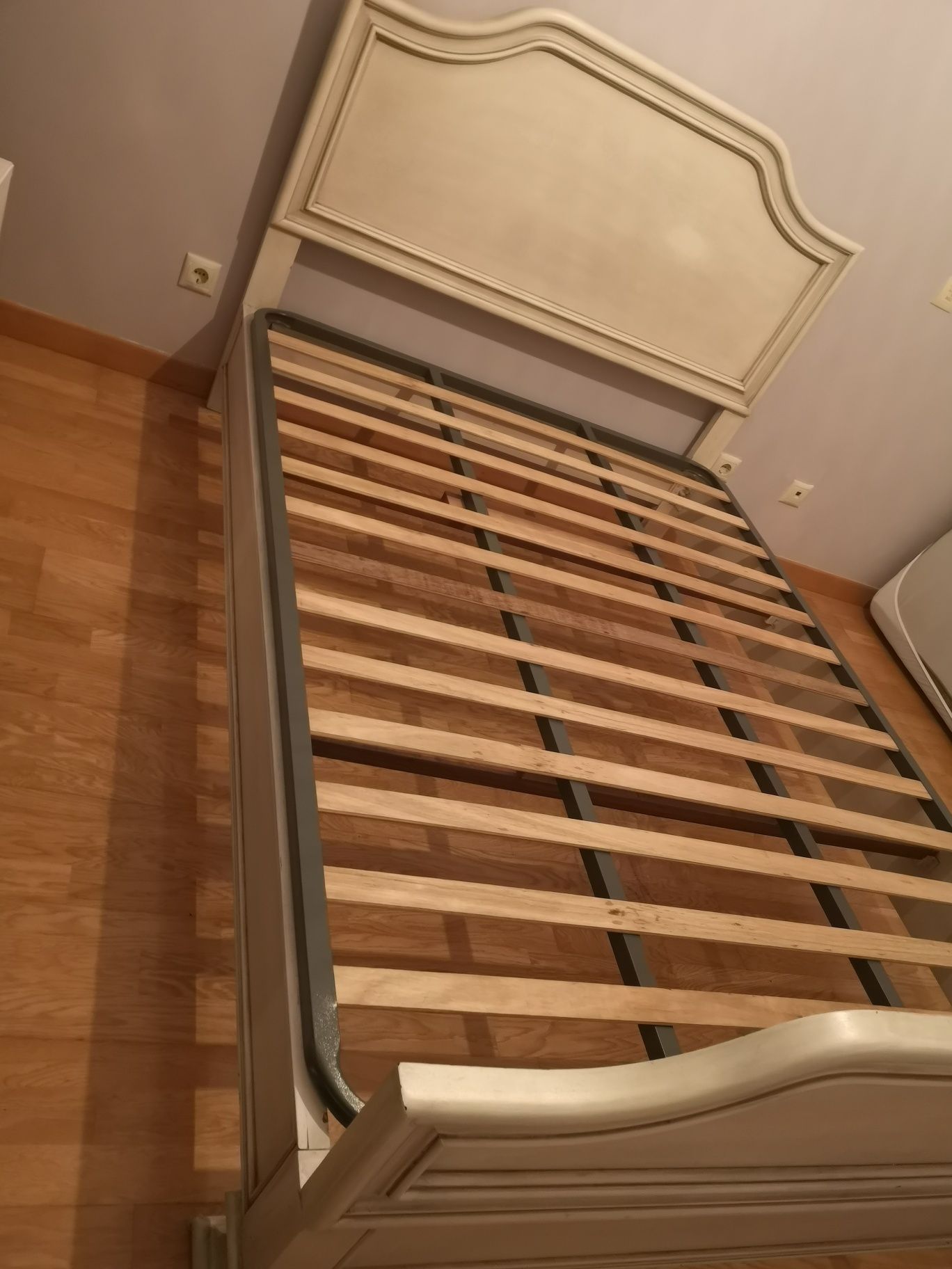 Cama creme com mesas de cabeceira