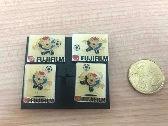 Pin Euro 2000 Mascote Fujifilm