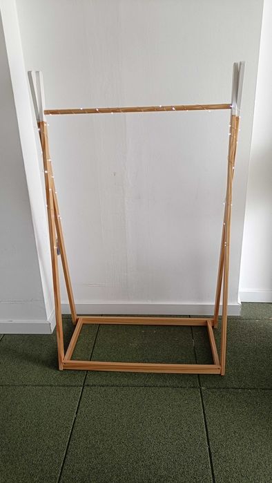 Cabide de criança em madeira