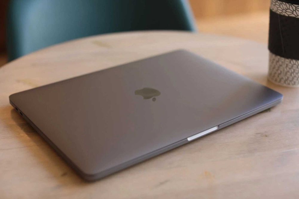MacBook Pro M2 – 8GB RAM, 256GB SSD (Jak nowy)