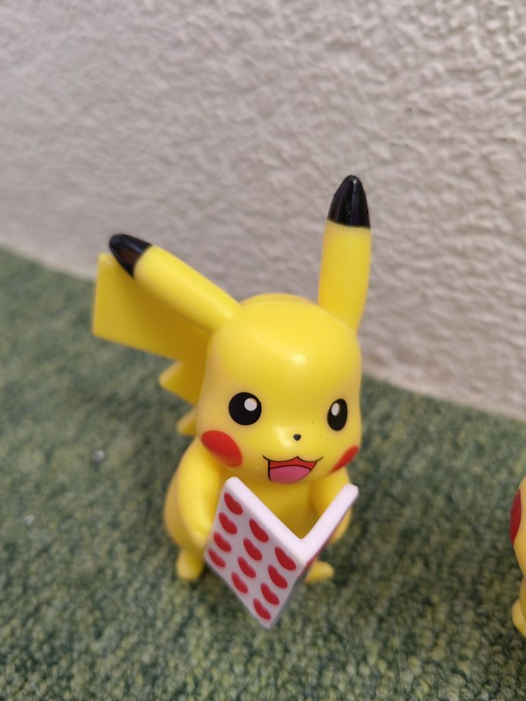 Figura Pikachu Pokémon a segurar livro, 8 cm