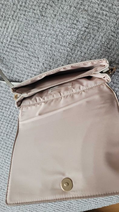 Beżowa torebka, kopertówka, H&M, faktura skóry węża