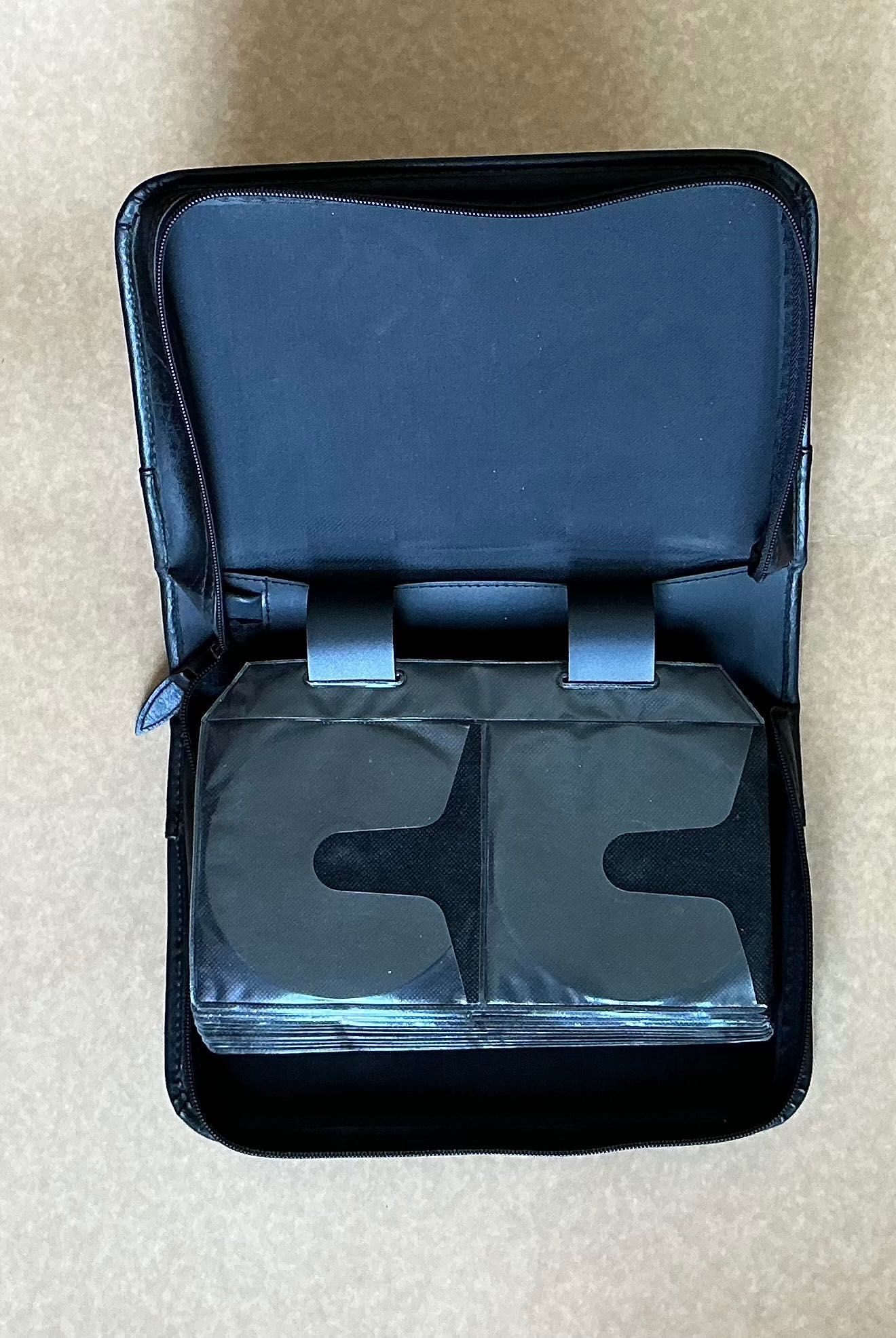 CASE LOGIC - Case EM PELE para CDs/DVDs com fecho de correr