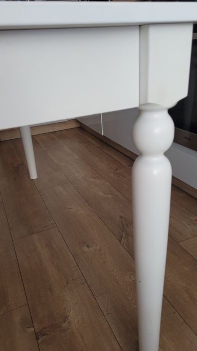 Stół biały, rozkładany. Od stolarza. Wzorowany na Ikea. Plus 2 krzesła