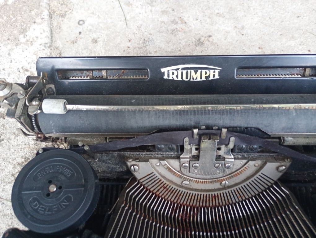 Stara maszyna do pisania Triumph do gabinetu