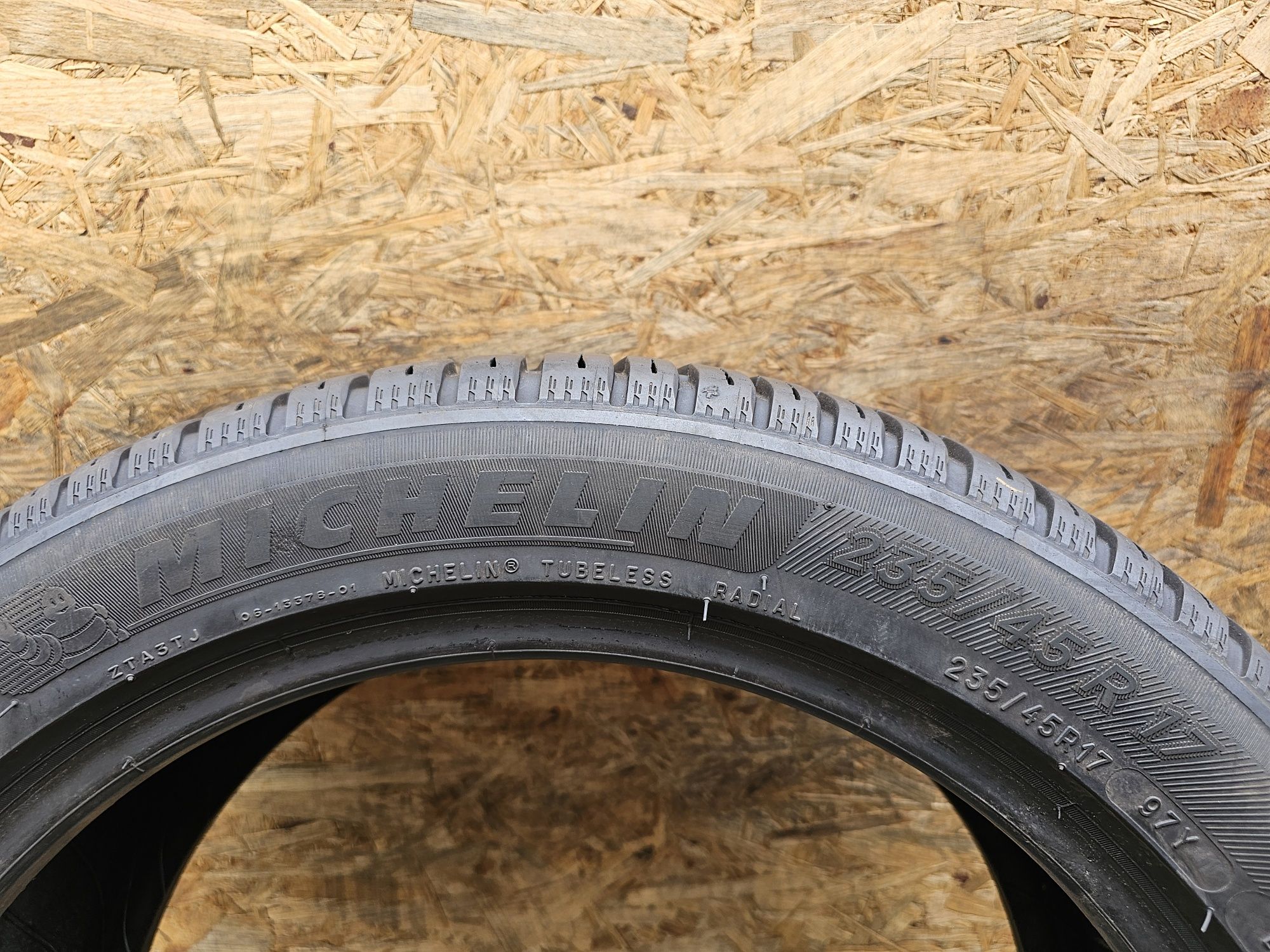 BDB Stan!!  235/45 r17 Michelin Cross Climate. 5018