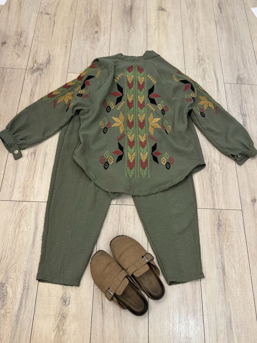Костюм з вишивкою