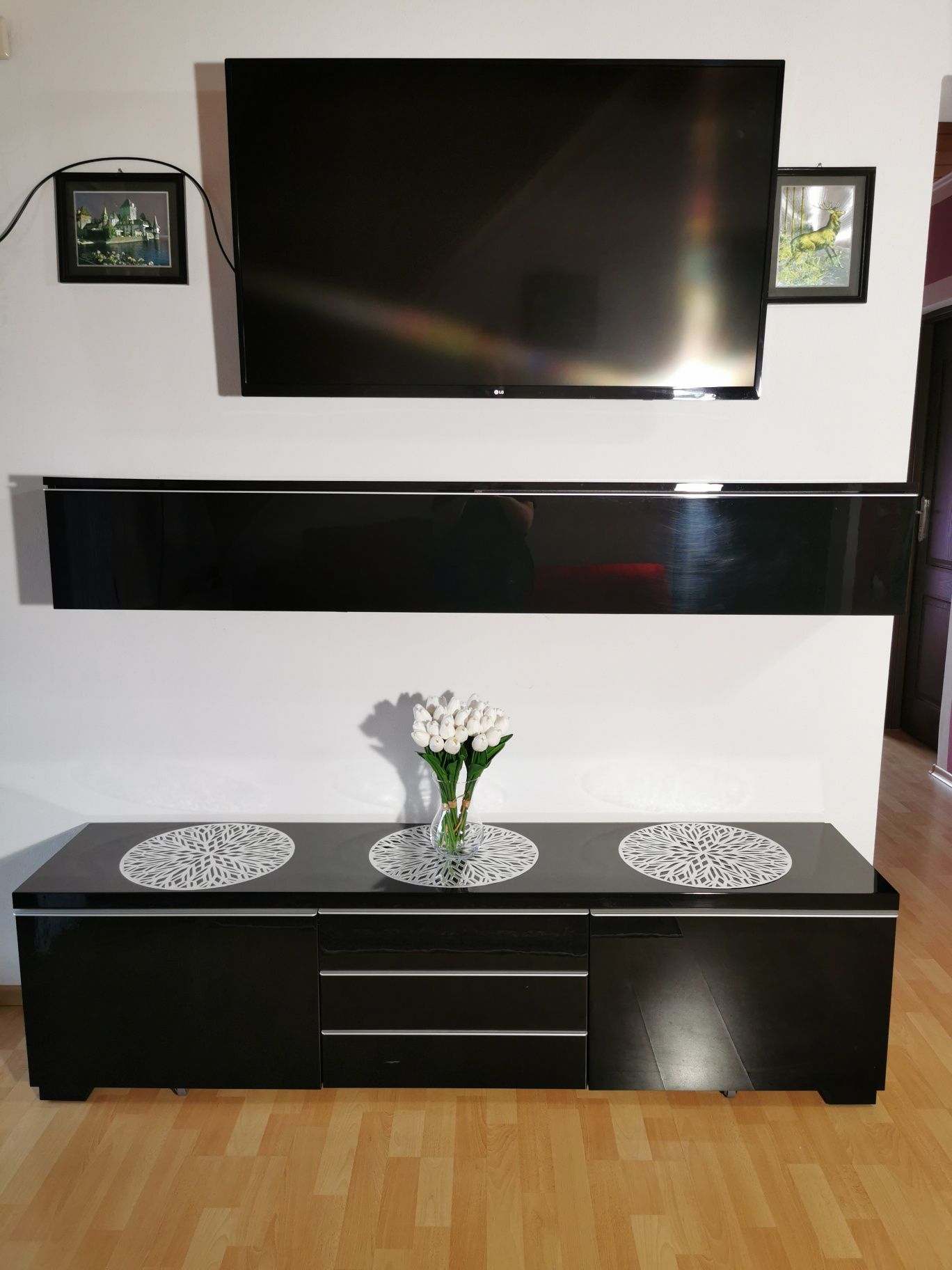 Czarny zestaw dwóch półek pod tv Ikea. Czarny połysk.