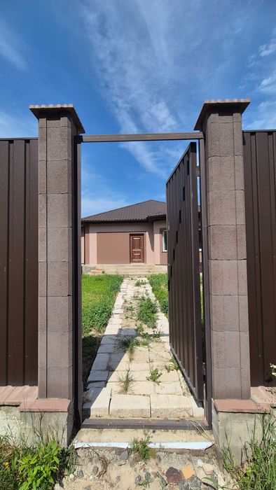 Будинок на огороженій ділянці 8 соток, штукатурка, якісні комунікації