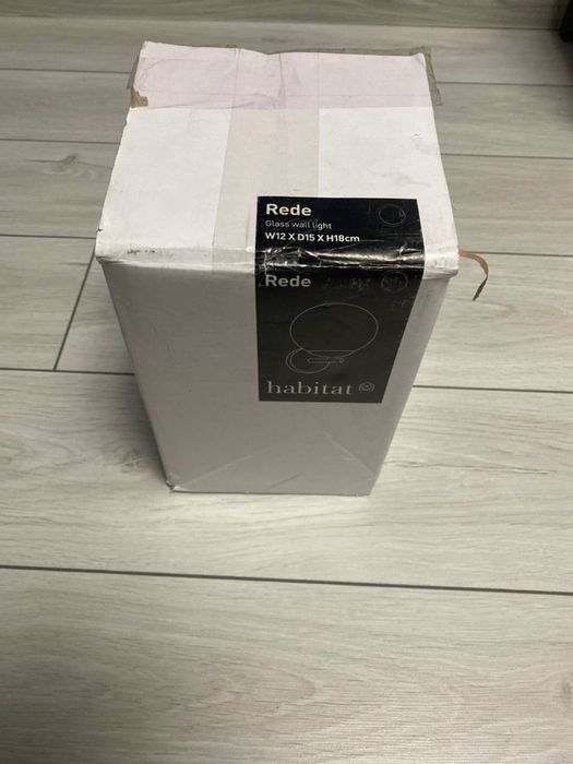 Бра, настінний світильник.