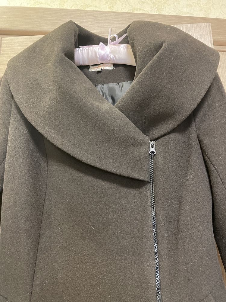 Женское демисезонное пальто S размер