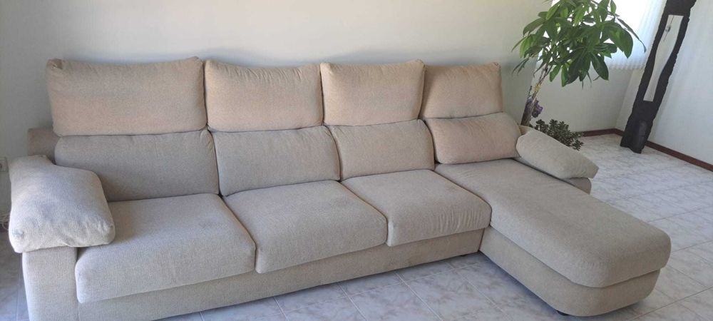 Sofá 4 lugares com chaise longue com capas removíveis.