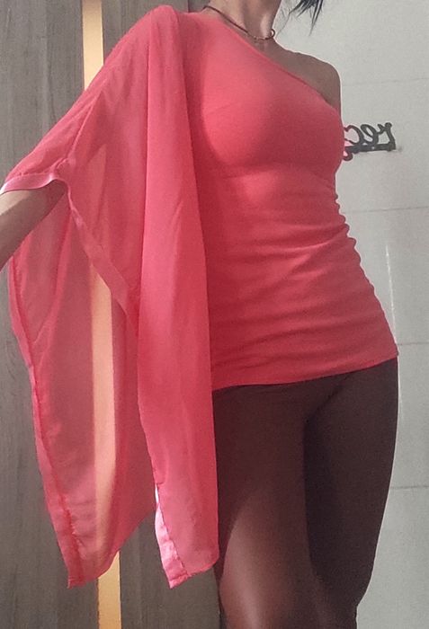 Koralowy top z jednym rękawem z tiulu S/M