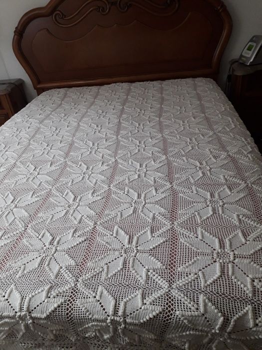 Colcha branca, em crochê feita á mão muito bonita .