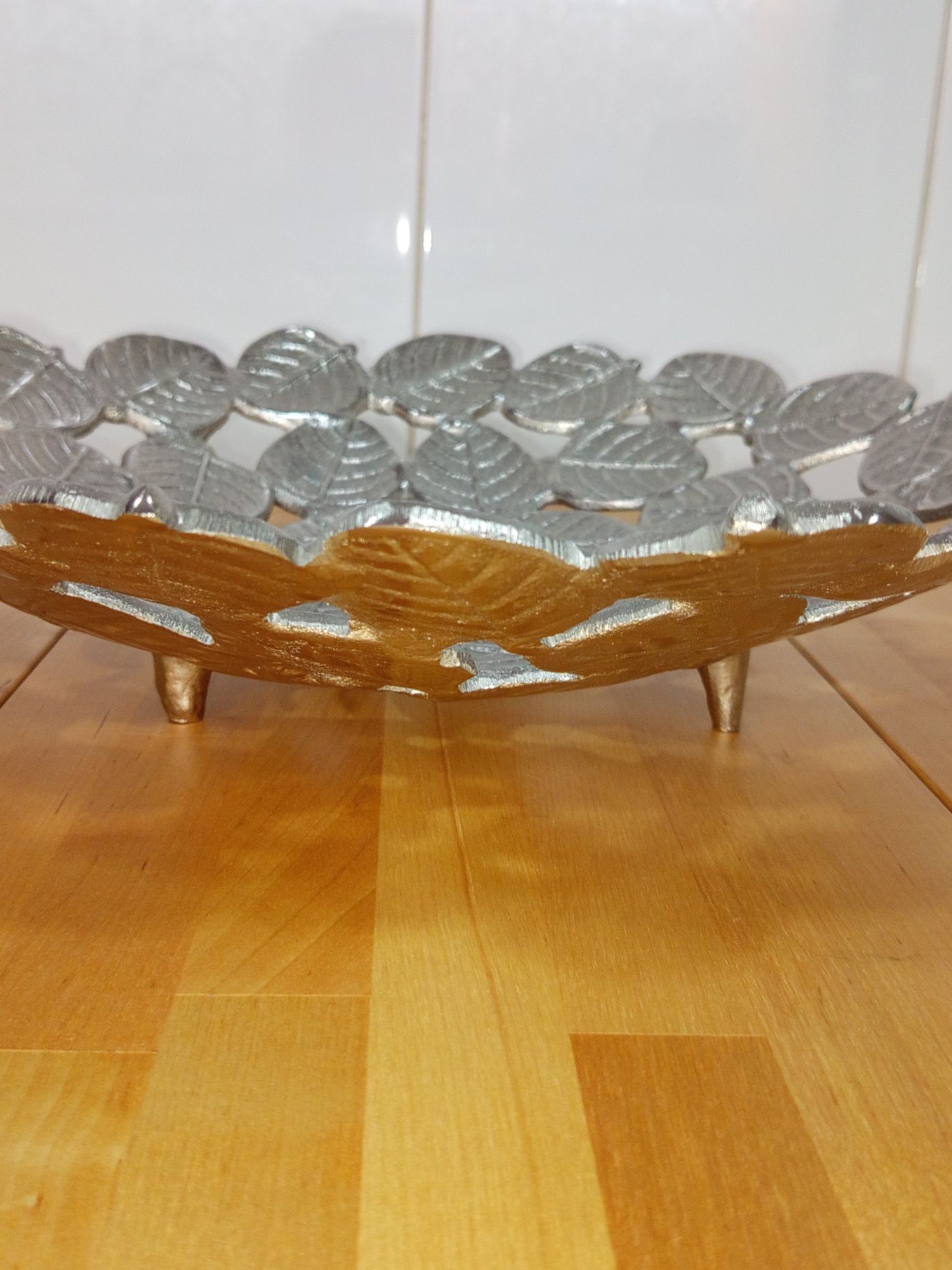 Conjunto de decoração em ferro cromado, para interior da casa.