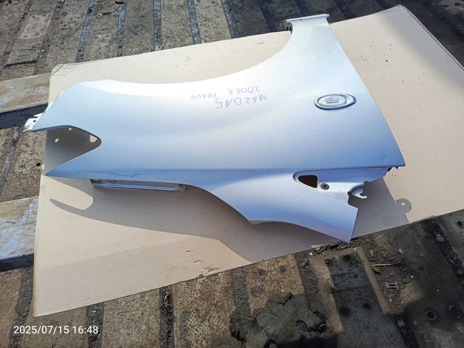 Mazda 5 błotnik prawy przód